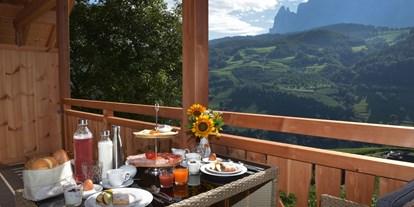 Urlaub auf dem Bauernhof - Trentino-Südtirol - Frühstück genießen in der Morgensonne und atemberaubenden Ausblick genießen von der Wohnung Rosacea aus. - Pignathof 
