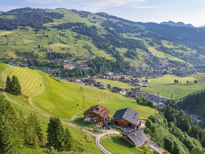 Urlaub auf dem Bauernhof - Almwirtschaft - Österreich - Auf dem Bild sieht man die tolle Lage des Hofes sehr gut. Über Hinterglemm gelegen und doch nicht weit weg vom Ortskern (1,5km) - Ferienwohnungen Perfeldhof