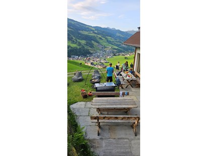 Urlaub auf dem Bauernhof - Spielplatz - Salzburg - Grillstelle mit super Aussicht - Ferienwohnungen Perfeldhof