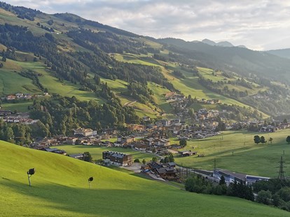 Urlaub auf dem Bauernhof - Umgebung: Urlaub in den Bergen - Salzburg - Die morgendliche Aussicht ins Tal - Ferienwohnungen Perfeldhof