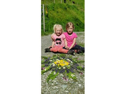 Urlaub auf dem Bauernhof - Eislaufen - Salzburg - Mandala aus schönen Wiesenblumen - Ferienwohnungen Perfeldhof