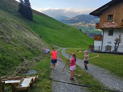 Urlaub auf dem Bauernhof - Fahrzeuge: Güllefass - Österreich - Gäste-Kinder bei der tatkräftigen Unterstützung  - Ferienwohnungen Perfeldhof