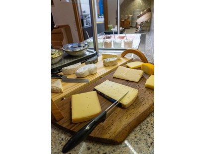 Urlaub auf dem Bauernhof - selbstgemachte Produkte: Käse - Salzburg - Frühstücksbuffet im Winter - Ferienwohnungen Perfeldhof