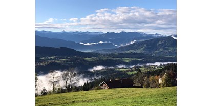 Urlaub auf dem Bauernhof - Vorarlberg - Blick zum Nachbarhof - Haus Adlerhorst