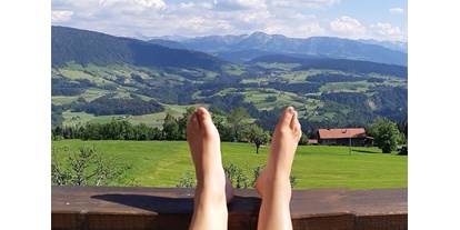Urlaub auf dem Bauernhof - Fernseher am Zimmer - Vorarlberg - Sonnenstunden auf dem Balkon genießen - Haus Adlerhorst