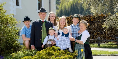 Urlaub auf dem Bauernhof - Tiere am Hof: Ziegen - Salzburg - Ihre Gastgeberfamilie Rieder vom Urlaubshof Schloss Saalhof - Schloss Saalhof
