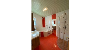 Urlaub auf dem Bauernhof - ideal für: Ruhesuchende - Salzburg - Badezimmer mit Dusche und Whirlpool - Bauernhof Sonnenhuab 