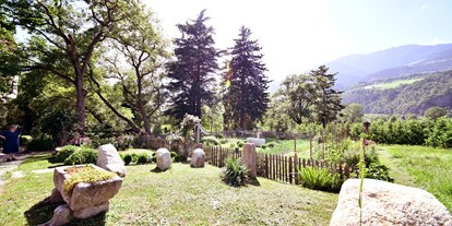 Urlaub auf dem Bauernhof - Trentino-Südtirol - im Bauerngarten wachsen viele Kräuter und Salat für Ihre Küche - Biogutshof Castel Campan