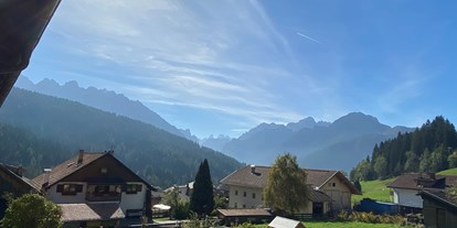 Urlaub auf dem Bauernhof - Verleih: Wanderstöcke - Italien - Ausblick von der Terrasse auf die Dolomiten  - Hof Summerer