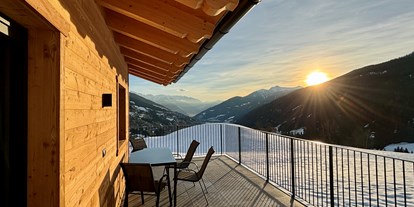 Urlaub auf dem Bauernhof - Mithilfe beim: Melken - Trentino-Südtirol - Terrasse Chalet "Berg" - Schneiderhof