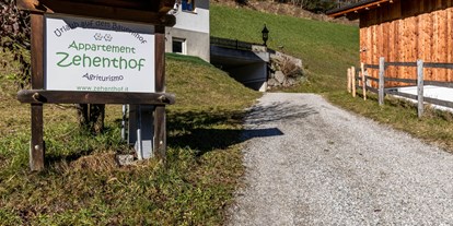 Urlaub auf dem Bauernhof - Fahrzeuge: Mähwerk - Trentino-Südtirol - Auffahrt - Zehenthof