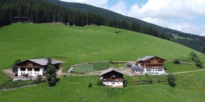 Urlaub auf dem Bauernhof - Südtirol - Hoch über dem Ultental, auf 1.454 Metern, liegt der Ortlerhof der Familie Staffler. Angekommen auf unserem Bauernhof, umgeben von grünen Wiesen und Nadelwäldern, können Sie klare Luft einatmen und die Bergwelt genießen. - Ortlerhof im Ultental