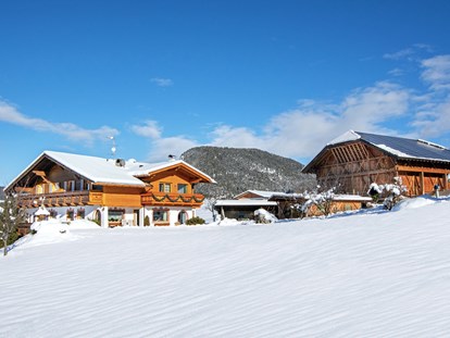Urlaub auf dem Bauernhof - Aufenthaltsraum - Alpen - Titelbild Winter Außenansicht - Binterhof