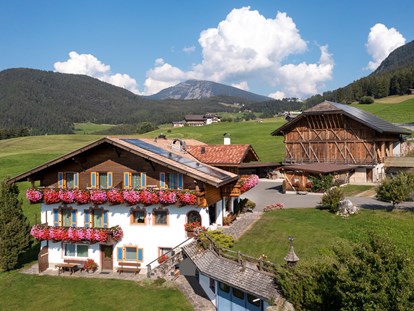 Urlaub auf dem Bauernhof - Tiere am Hof: Ziegen - Alpen - Titelbild Sommer Außenansicht - Binterhof