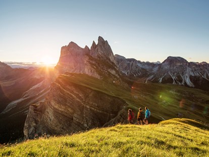 Urlaub auf dem Bauernhof - Südtirol - Seceda Sommer: Sport & Aktivurlaub in Gröden
Gröden ist ein Naturparadies, das wegen seiner Schönheit, Artenvielfalt und Einzigartigkeit zum UNESCO Weltnaturerbe ernannt wurde. Die klare Luft, die Berggipfel und ein großzügig ausgebautes Netz an Wanderwegen, Bike-Strecken und Liftanlagen laden Sie dazu ein, Ihren Urlaub in Gröden aktiv an der frischen Luft zu verbringen. Die Möglichkeiten für sportlich Aktive sind in Gröden fast unbegrenzt: Wo sich im Winter Skisportbegeisterte auf schneebedeckten Hängen vergnügen, werden im Sommer Wanderer, Trailrunner, Paragleiter, Radfahrer und Kletterer aktiv. Genießen Sie die Aktivitäten in der Natur, nehmen Sie an geführten Touren teil oder genießen Sie ausgiebige Spaziergänge, die Sie zur Ruhe kommen lassen. Ganz gleich, wie Sie in Gröden aktiv werden und wie groß Ihre sportlichen Ambitionen sind – hier werden Sie für Ihre Anstrengungen mit herrlichen Aussichten und tiefer Zufriedenheit belohnt!
Für den besonderen Kick in der Luft sorgen Tandemflüge mit dem Gleitschirm, Rundflüge mit dem Hubschrauber oder die besonderen Hochseilwege in Gröden. - Binterhof
