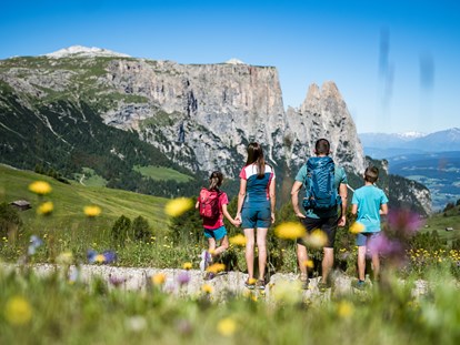 Urlaub auf dem Bauernhof - Südtirol - Familie Wandern Sommer Seiser Alm: Kinder lieben die Dolomitenregion Seiser Alm und den Familienurlaub in Südtirol, denn hier wird das Wandern und Spazieren zum Erlebnis. Wandern mit Kindern auf der Seiser Alm führt zu den Plätzen der Schlernhexen und auf die Spuren der Ritter. Barfuß geht es auf dem Erlebnisweg "Hexenquellen" Schritt für Schritt voran. Die Themenwege machen das Wandern mit Kindern rund um die Seiser Alm zu einem Abenteuer für die ganze Familie. Auch geführte Wanderungen mit Erlebnisse am Bauernhof, in der Natur bzw. durch den nächtlichen Wald und Erkundungstouren im Naturpark Schlern-Rosengarten stehen beim Wandern mit Kindern auf der Seiser Alm auf dem Familienprogramm.
 - Binterhof
