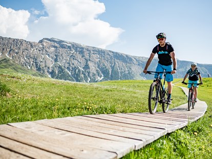 Urlaub auf dem Bauernhof - Spielplatz - Fahrradtouren Sommer: 600 km Radwege auf 2 Höhen
Paradiesisch: Bikeurlaub in den Dolomiten - Binterhof