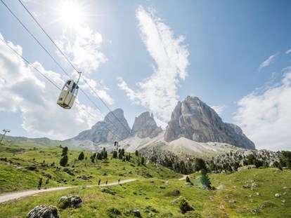 vacanza in fattoria - Trentino-Alto Adige - Gondelbahn in Gröden Sellajoch: Wandern, wo der Himmel die Berge küsst
Gröden ist wegen seiner schier unendlichen Wanderwege ein beliebtes Ziel für Aktivurlauber. Wir haben für Sie die sieben schönsten Wanderungen ausgesucht, die Sie über malerische Pfade zu wunderbaren Aussichtspunkten, gastfreundlichen Berghütten und einmaligen Naturerlebnissen führen. Ob Familienwanderung mit Abenteuercharakter, gemütliche Wanderung mit Liftnutzung oder sportliche Wanderung für besonders aktive Naturfreunde – alle Wanderwege wurden ausgiebig geprüft, sind hervorragend ausgeschildert und machen Lust auf zahlreiche weitere Unternehmungen in den von der UNESCO unter Schutz gestellten Dolomiten. - Binterhof