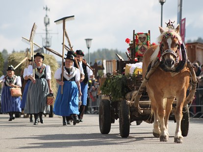 Urlaub auf dem Bauernhof - ruhige Lage - Südtirol - Traditioneller Almabtrieb mit Festbetrieb und Volksmusik. - Binterhof