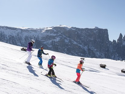 Urlaub auf dem Bauernhof - ideal für: Familien - Trentino-Südtirol - Skifahren Seiser Alm: Das größte Skigebiet in den Dolomiten Südtirol: Seiser Alm/Val Gardena
Skifahren in Südtirol auf Traumpisten mit fantastischem Bergpanorama
Auf der Seiser Alm lässt sich der Skiurlaub in Südtirol optimal mit einem einzigartigen Landschaftserlebnis verbinden. Auf den sonnenverwöhnten, breiten Pisten kommen insbesondere Genuss-Skifahrer voll auf ihre Kosten: Anfänger können sich in diesem Skiurlaub in Südtirol an das Skifahren herantasten, während es erfahrene Skifahrer auf die roten und schwarzen Pisten zieht. - Binterhof