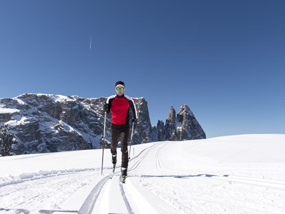 Urlaub auf dem Bauernhof - Alpen - Ein Mekka für Langlaufurlaub in Südtirol mit 80 km Loipen
Wer Langlaufurlaub in Südtirol genießen will, ist auf den Loipen der Seiser Alm im Herzen der Dolomiten genau richtig. 80 Kilometer Sonnenloipen verführen auf einer Höhenlage zwischen 1.800 und 2.200 Metern zum Langlaufen über die Seiser Alm. Die Loipen sind doppelt oder vierfach gespurt und ausgezeichnet präpariert. Ob Skating oder klassischer Langlaufstil, Anfänger oder Profis: Die Seiser Alm in Südtirol bietet für jeden Geschmack die passenden Loipen. Beim Langlauf über die Seiser Alm erleben Sie die herrliche Weite von Europas größter Hochalm und die Bergwelt der Dolomiten - UNESCO Welterbe - hautnah: Langkofel, Plattkofel und Schlern sind zum Greifen nahe. Neben Landschaftsgenuss und sportlicher Herausforderung bietet Langlaufurlaub in Südtirol auch kulinarischen Hochgenuss: Zahlreiche Hütten entlang der Loipen laden zum Verweilen ein und tischen in gemütlicher Atmosphäre traditionelle Südtiroler Speisen auf. - Binterhof