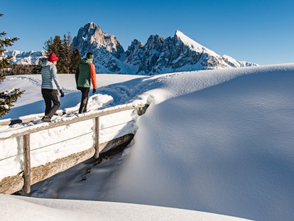 Urlaub auf dem Bauernhof - Verleih: Wanderstöcke - Traumhafte Landschaft. Faszinierende Stille. Eine Wohltat!
Winterwandern in Südtirol: Die Dolomiten locken.
Die schönsten Winter-Wandertouren in den Dolomiten.
Über 60 Kilometer gespurte Winterwanderwege führen zu den schönsten Aussichtspunkten der gesamten Dolomitenregion Seiser Alm. Entdecken Sie die schönsten Wintertouren rund um die Seiser Alm in Südtirol.

Alle Winterwanderwege auf der Seiser Alm können außerdem als Schneeschuhwanderwege genutzt werden. - Binterhof