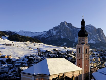 Urlaub auf dem Bauernhof - Trentino-Südtirol - Urlaub in Kastelruth
Wo Kultur, Musik und Sport zu Hause sind.
Kastelruth ist der größte Ferienort in der Dolomitenregion Seiser Alm und begeistert durch bemalte Häuser im historischen Ortskern, der zu den "Borghi più belli d'Italia", also zu den schönsten Orten Italiens zählt und im Urlaub in Kastelruth zum Flanieren und Shoppen lockt. Sehenswert sind ebenso die klassizistische Pfarrkirche und der barocke Kirchturm, der zu einer Besichtigung einlädt. Von oben sticht der Kofel ins Auge: Die Porphyrkuppe mitten im Dorf ist Naherholungszone, Kreuzweg, aber auch Abenteuerspielplatz für Kinder. - Binterhof