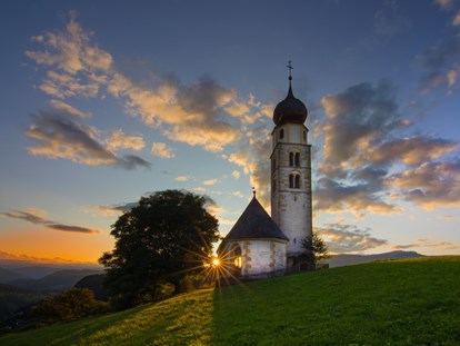 Urlaub auf dem Bauernhof - Trentino-Südtirol - Kirche St. Valentin
Oberhalb von Seis, in St. Valentin, erhebt sich das gleichnamige Kirchlein vor dem mächtigen Schlernmassiv - Binterhof