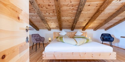 Urlaub auf dem Bauernhof - Lagerfeuerstelle - Südtirol - Chalet Schlazimmer mit Zirbenholz - Grotthof 