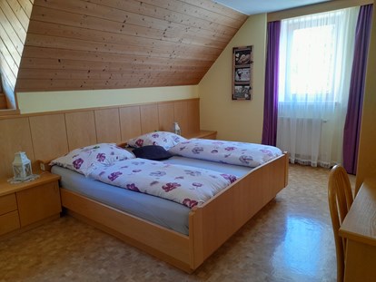 Urlaub auf dem Bauernhof - Fahrzeuge: Güllefass - Zimmer Wohnung 3 - Ferienwohnungen Oberwieserhof