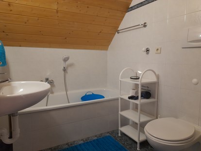 Urlaub auf dem Bauernhof - Italien - Bad mit Wanne und Dusche in Wohnung 3 - Ferienwohnungen Oberwieserhof