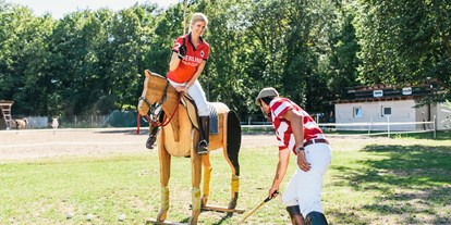 Urlaub auf dem Bauernhof - Berlin-Stadt - Polounterricht auf dem Holzpferd - Landgut Schönwalde