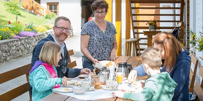 Urlaub auf dem Bauernhof - Mithilfe beim: Ernten - Oberösterreich - Auch im Gastgarten kann gefrühstückt werden. - Ferienhof Pfaffenlehen