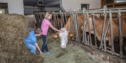 Urlaub auf dem Bauernhof - ideal für: Senioren - Oberösterreich - Beim Füttern der Tiere darf mitgeholfen werden. - Ferienhof Pfaffenlehen