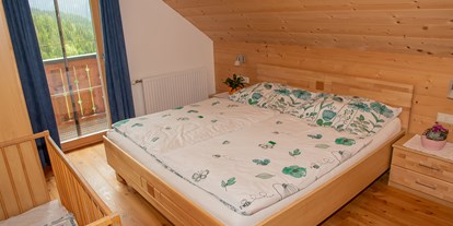 Urlaub auf dem Bauernhof - Umgebung: Urlaub in den Wäldern - Steiermark - Schlafzimmer mit Gitterbett - Bio-Bergbauernhof Möslhof