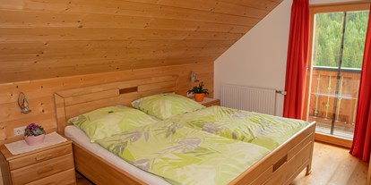 Urlaub auf dem Bauernhof - Eislaufen - Steiermark - Dreibettzimmer Bio-Wohlfühlhaus Morgensonne - Bio-Bergbauernhof Möslhof