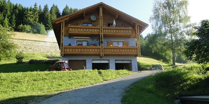 Urlaub auf dem Bauernhof - Nassfeld-Pressegger See - Vorderansicht unseres Ferienhauses - Bergbauernhof Schluder