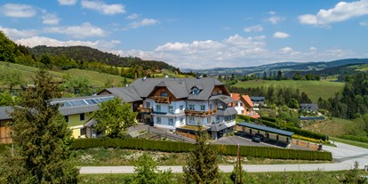 Urlaub auf dem Bauernhof - Terrasse oder Balkon am Zimmer - Steiermark - Ferienwohnungen Perhofer. 
Wir freuen uns auf Euch. - Kindererlebnis-Bauernhof Perhofer