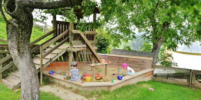 Urlaub auf dem Bauernhof - erreichbar mit: Auto - Steiermark - Sandkiste im Seilzug - Treffpunkt für die Kleinen - Kindererlebnis-Bauernhof Perhofer