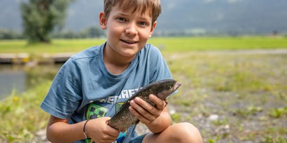 Urlaub auf dem Bauernhof - erreichbar mit: Bergbahn - Österreich - Erfolg- ein Fisch an er Angel - Panoramahof am Goldberg