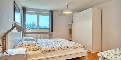 Urlaub auf dem Bauernhof - Stromanschluss: für E-Autos - Vorarlberg - Schlafzimmer Ferienwohnung "Bauerngarten - Innauer Hof