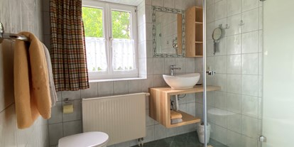 Urlaub auf dem Bauernhof - Jedes Badezimmer verfügt über Dusche, Waschtisch, Toilette, Haarföhn, Ablageflächen und Fenster. - Landhaus Bender 