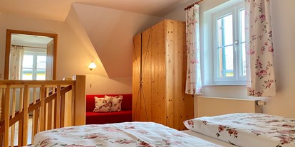 Urlaub auf dem Bauernhof - Fernseher am Zimmer - Steiermark - Schlafzimmer mit Verbindungstür in das zweite Schlafzimmer mit 2 vollwertigen Betten. - Landhaus Bender 