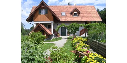 Urlaub auf dem Bauernhof - barrierefrei - Steiermark - Bezauberndes Ferienhaus in traumhaft schöner Ruhelage in der sonnigen Steiermark. Hier findet ihr wunderschöne Ferienwohnungen, um zur Ruhe zukommen und eure freie Zeit mit Partner oder Familie zu genießen! Alle Ferienwohnungen in unserem Ferienhaus sind voll ausgestattet und haben Zugang zu Terrasse oder Balkon.  - Landhaus Bender 