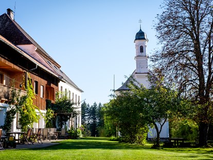 Urlaub auf dem Bauernhof - Oberbayern - Garten mit Kapelle - Gut Grasleiten
