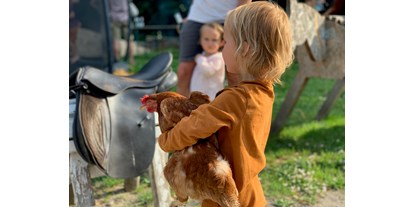 Urlaub auf dem Bauernhof - Tiere am Hof: Gänse - Hühner fangen - Warfthof Wollatz - Nordseeurlaub mit Feinsinn