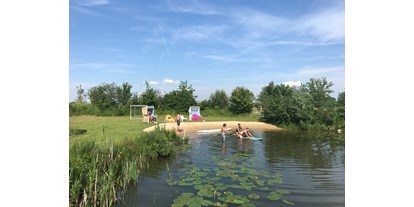Urlaub auf dem Bauernhof - Kronprinzenkoog - Im Schwimmteich baden - Warfthof Wollatz - Nordseeurlaub mit Feinsinn