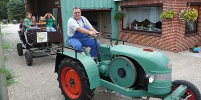 Urlaub auf dem Bauernhof - Fahrzeuge: Drillmaschine - Bauer Hotte mit Oldtimertrecker und Kutsche - Nordsee nähe Büsum Ferienhof Karstens