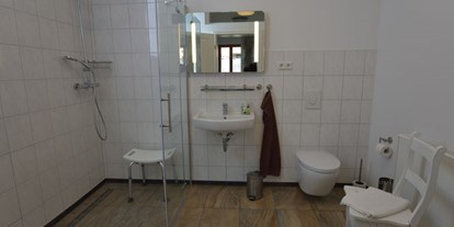 Urlaub auf dem Bauernhof - absolute Ruhelage - Brandenburg - Ferienwohnung Seeweide auf dem Hof Luisenau bietet ein modernes Bad mit Dusche und WC. - Ferienhof Luisenau