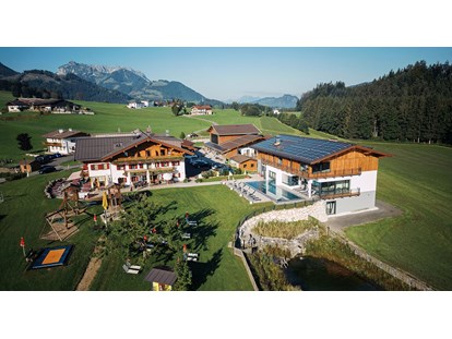 Urlaub auf dem Bauernhof - Verleih: Wanderstöcke - Ansicht Haupthaus mit Hofbadl, Schwimmteich und Ställe - Feriengut Unterhochstätt
